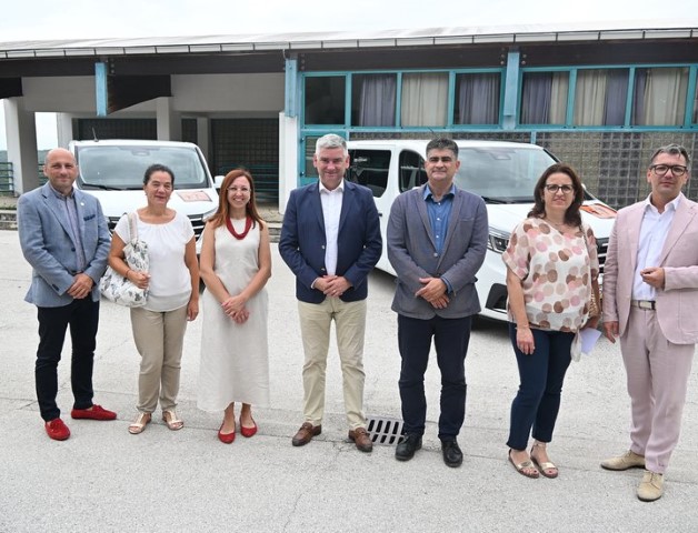 Župan Miletić uručio ključeve za dva nova kombi vozila bujskim osnovnim školama